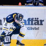 HV71:s Filip Sandberg och Linus Fröberg deppar efter ishockeymatchen i kvalet till SHL mellan Brynäs och HV71 den 18 april 2021 i Gävle. 