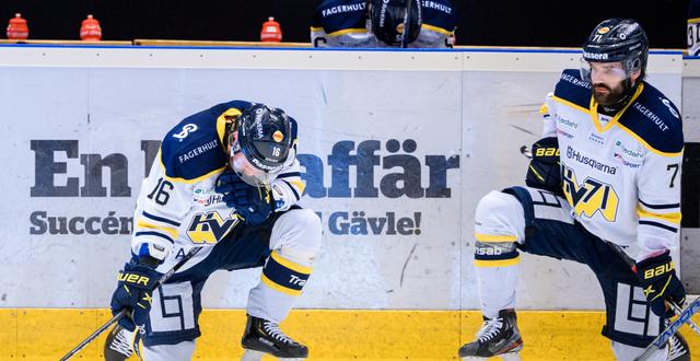 HV71:s Filip Sandberg och Linus Fröberg deppar efter ishockeymatchen i kvalet till SHL mellan Brynäs och HV71 den 18 april 2021 i Gävle.  SIMON HASTEGÅRD / BILDBYRÅN