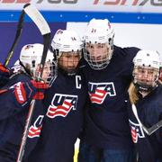 Från vänster USA:s Kandall Coyne, Brianna Decker , Hilary Knight och Emily Pfalzer firar Brianna Deckers. Bilden är från VM i Malmö 2015. 