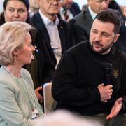 Zelenskyj med EU-kommissionens ordförande Ursula von der Leyen. Arkivbild.