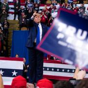 Trump under ett kampanjmöte i natt.