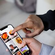 En tonåring kollar sociala medier på sin mobil. Illustrationsbild.