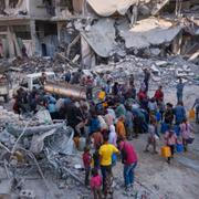 Palestinier i Gaza stad hämtar vatten