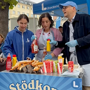 Bilder från Simona Mohamssons Instagram i samband med korvutdelningen på Östermalm i veckan.
