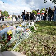Fagerstabor lämnar blommor och ljus utanför Brinellskolan dagen efter att en 17-årig flicka dödats och flera andra skadats på skolan av en man med svärd.