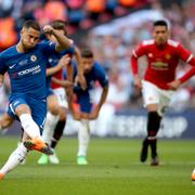 Eden Hazard rullar in 1–0.