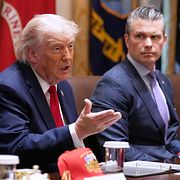 President Donald Trump tillsammans med försvarsministern Pete Hegseth.