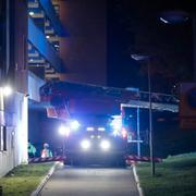 Räddningstjänsten på plats vid flerfamiljshuset. 