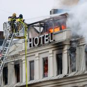 Räddningstjänsten under släckningsarbetet.