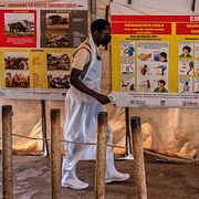 En vårdarbetare vid ett ebolacenter på gränsen mellan Uganda och Kongo-Kinshasa.