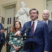 Mike Johnson under en pressträff i natt.