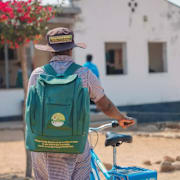 En Village health worker på sin cykel. Bilden är tagen 2021.