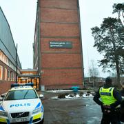 Poliser utanför Enskede gårdsgymnasium i södra Stockholm.