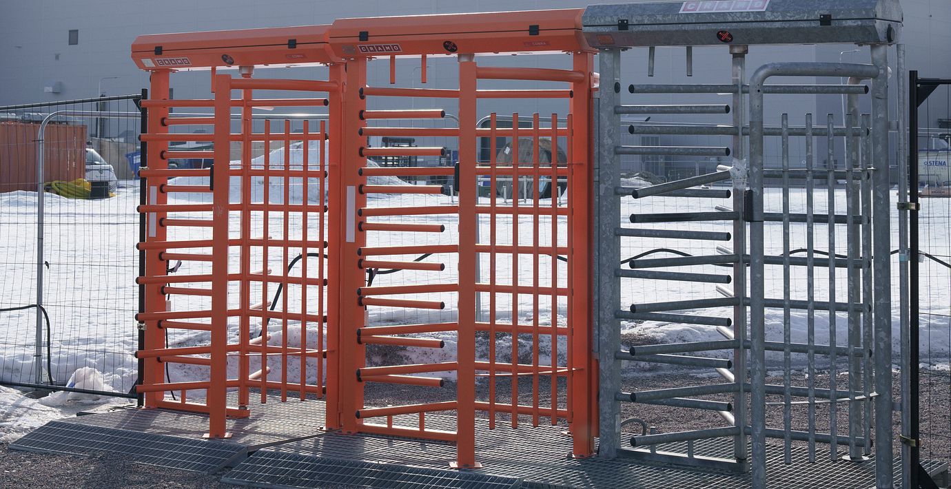 Arkivbild. Grindarna in till Northvolts anläggning i Skellefteå – anläggningen som numera ägs av Lyten.