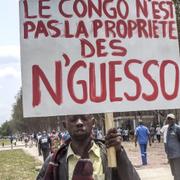 Man med skylt där det står ”Kongo-Brazzaville tillhör inte Nguesso”, vid en demonstration i september.