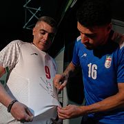 Mehdi Torabi signerar en supporters VM-tröja.