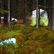 Kvinnans kropp hittades en bit in i skogen dit den tros ha släpats.