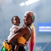 Fraser-Pryce firar med sitt barn.