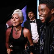 Lady Gaga tar emot pris på Oscarsgalan förra året.