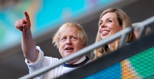 Boris Johnson med sin fru Carrie Johnson.  Catherine Ivill / TT NYHETSBYRÅN