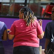 Tre kvinnor på gatan i Nairobi.