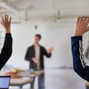 Elev räcker upp hand.