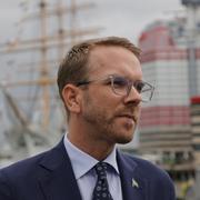 Infrastruktur- och bostadsminister Andreas Carlson (KD) kommer att kalla till sig generaldirektören för Lantmäteriet.