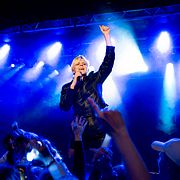 Robyn överraskar sina fans och dyker upp på deras förfest på Debaser.