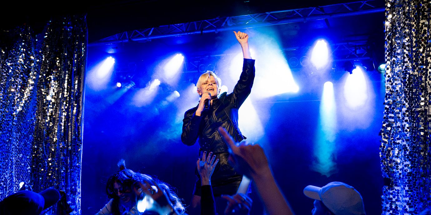 Robyn överraskar sina fans och dyker upp på deras förfest på Debaser.