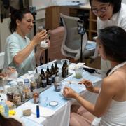 Kunder och influencers prövar produkter på K-beautybutik i New York.