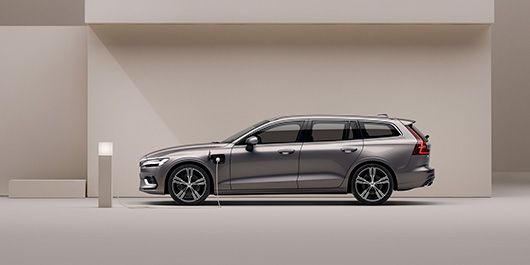 Ekonomiskt är det fördelaktigt att köpa begagnat då den stora värdeminskningen är som störst när bilen är helt ny.