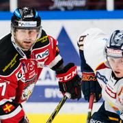 Malmö Redhawks Adam Buris jagar Djurgårdens Markus Ljungh