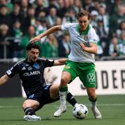 Hammarbys Hampus Skoglund vinner bollen över IFK Norrköpings Ismet Lushaku.