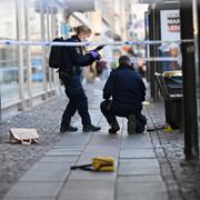 Polisens kriminaltekniker undersöker ett avspärrat område efter att ett barn knivhuggits i Brunnsparken i centrala Göteborg.