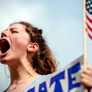 Protester på en skola i Michigan, USA, mot en medarbetare som anklagats för att vara anhängare till Qanon.