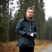 Statsminister Ulf Kristersson i skogen. 