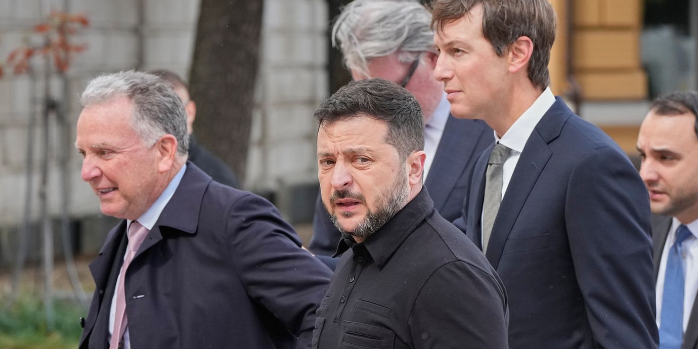 Volodymyr Zelenskyj tillsammans med förhandlarna Steve Witkoff och Jared Kushner.