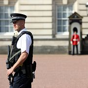 Beväpnad polis utanför Buckingham palace på lördagen.