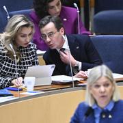 Ebba Busch (KD) och statsminister Ulf Kristersson (M) när Magdalena Andersson (S) talar under onsdagens partiledardebatt.