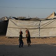 Barn med en flygande drake in Gaza.
