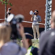 Mannen brände koranen utanför en moské i centrala Stockholm. Stefan Jerrevång/TT
