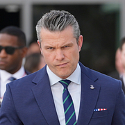 Pete Hegseth/Amerikansk robot avfyras.