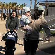 Barnfamilj i Haifa springer mot ett skyddsrum.