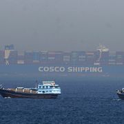 Arkivbild från 2023: Fraktfartyg i Hormuz. 