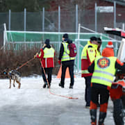 SAR (Search and rescue) bistår polisen med att söka efter den försvunna kvinnan.