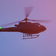 Hov1 anlände till bandets sista spelning i en helikopter. 
