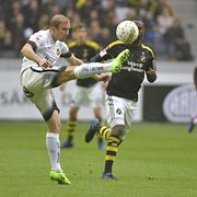 Häckens Kari Arkivuo och AIK:s Henok Goitom under söndagens allsvenska match mellan AIK och Häcken på Friends Arena. 