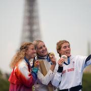 Triathlon-medaljörerna tar en selfie i samband med prisutdelningen