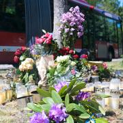 Minnesplats med blommor, dagen efter olyckan där en ung pojke dog efter att blivit påkörd. 