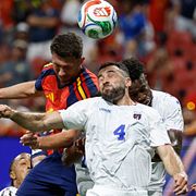 Spaniens Aymeric Laporte, till vänster, och Kap Verdes Pico Lopes under skrällmatchen den 15 juni.